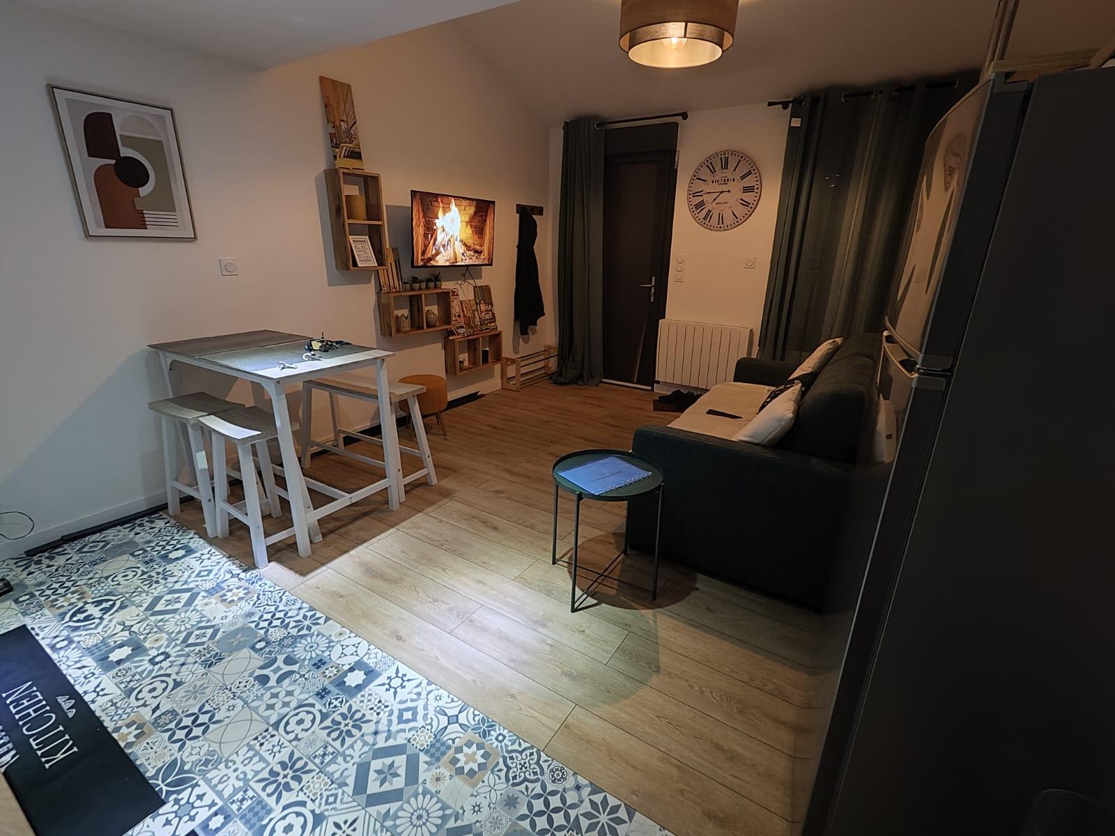 Pièce de vie du studio L'escapade Cosy, carreaux de ciment et parquet